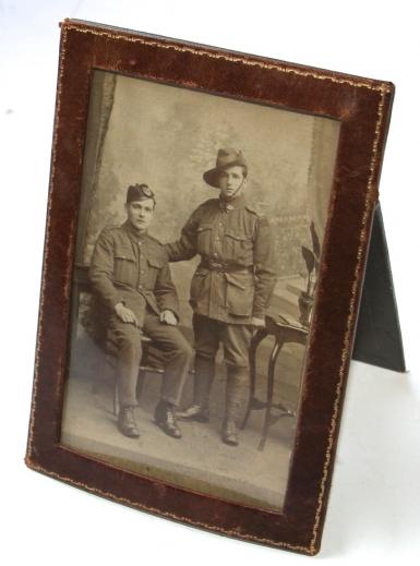 WW1 PHOTOGRAPH OF SCOTTISH CAMERONIANS AND AUSTRALIAN SOLDIERS - FRAMED