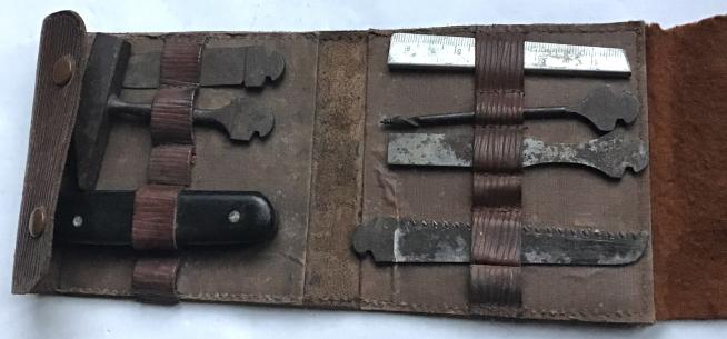 WW1 ARGYLL & SUTHERLAND HLDRS. - OFFICERS LEATHER TOOL POUCH