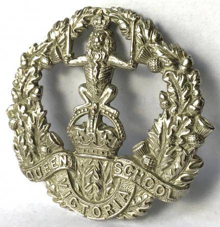 WW2 QUEEN VICTORIA SCHOOL CAP BADGE 