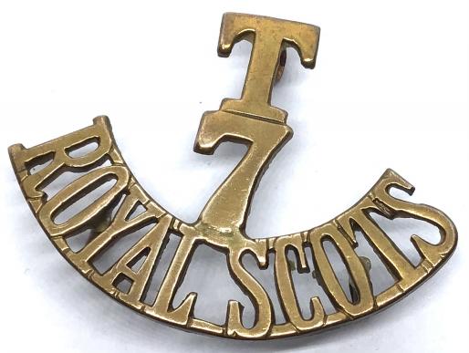 T 7 ROYAL SCOTS - BRASS SHOULDER TITLE 