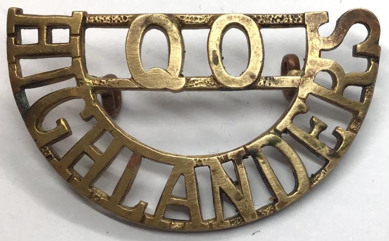 QUEENS OWN HIGHLANDERS ( CAMERON & SEAFORTH ) - BRASS SHOULDER TITLE