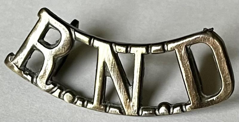 WW1 ROYAL NAVAL DIVISION RND BRASS SHOULDER TITLE