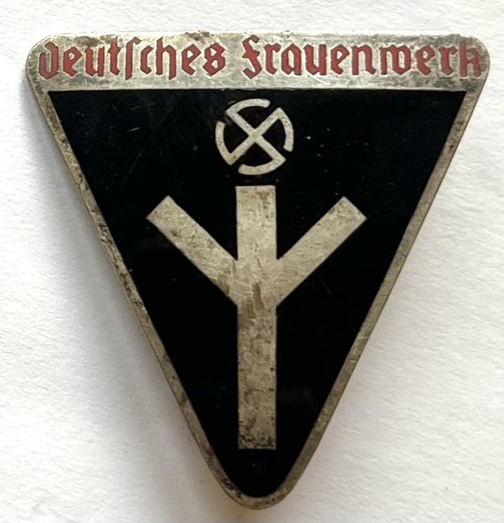 WW2 GERMAN WOMENS WORK MEMBERSHIP BADGE