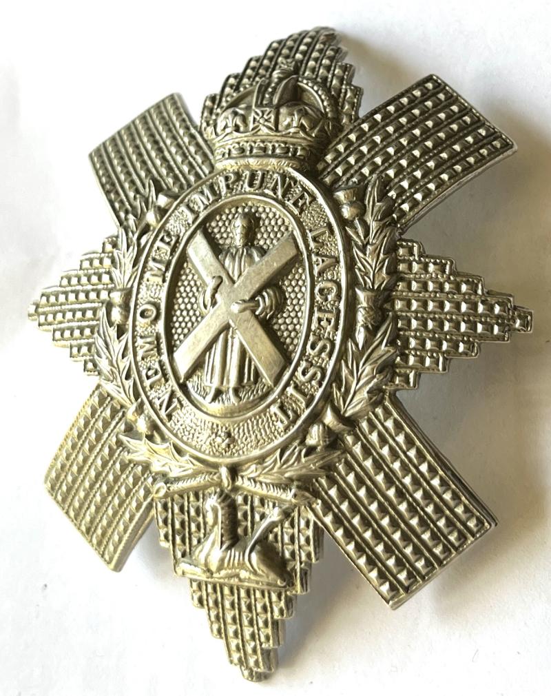 WW2 - BLACK WATCH NO SCROLL CAP BADGE - SHAPED TO CAP