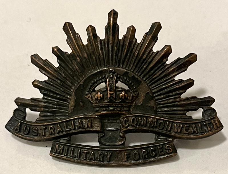 WW1-WW2 AUSTRALIAN BRONZE SLOUCH HAT BADGE