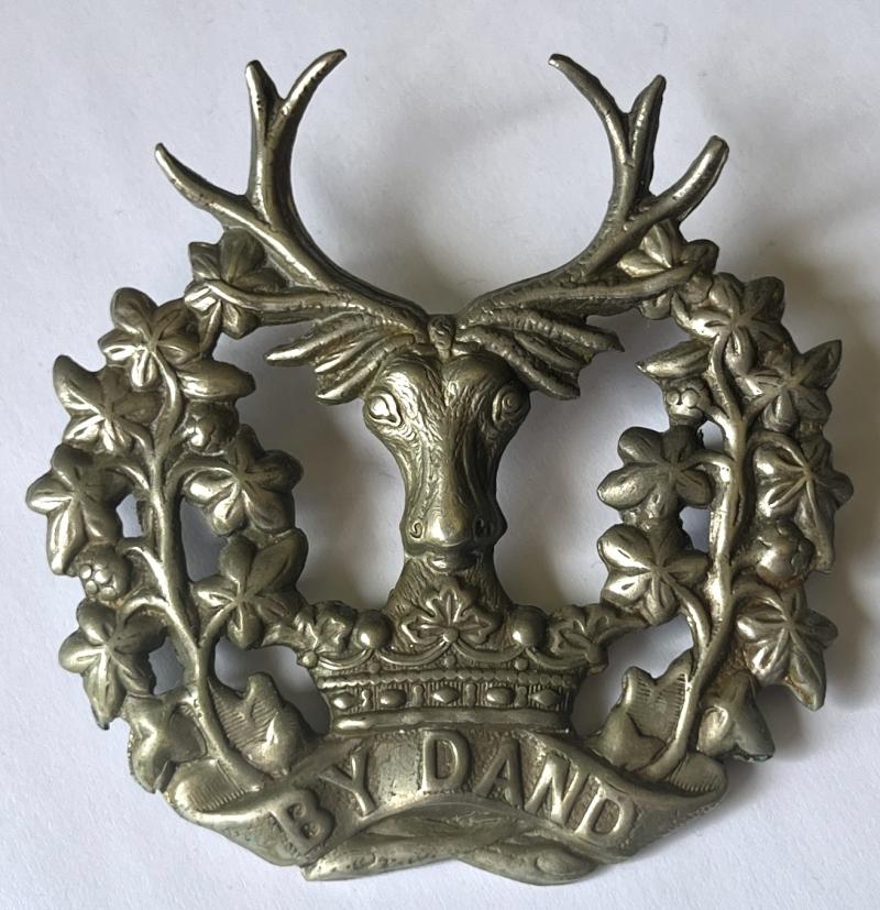 WW1 - GORDON HLDRS - SPLIT MOTTO BY DAND CAP BADGE