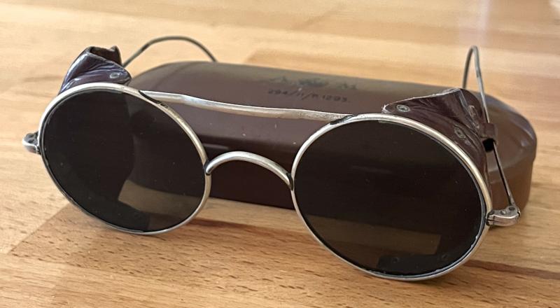 WW2 R.A.F. / SAS  -  SUNGLASSES WITH ORIGINAL TIN