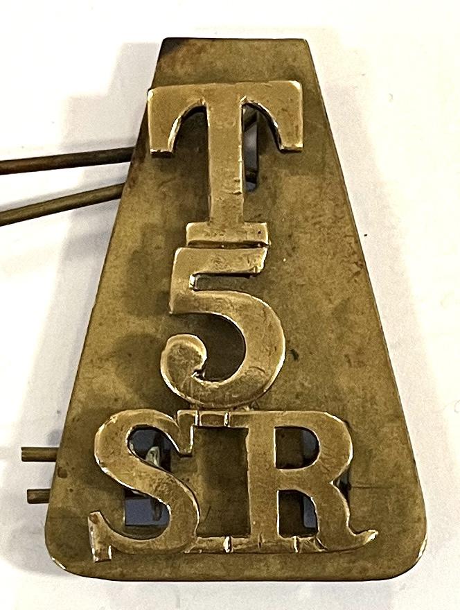 WW1 - CAMERONIANS - T. 5 S.R. ( SCOTTISH RIFLES ) BRASS SHOULDER TITLE