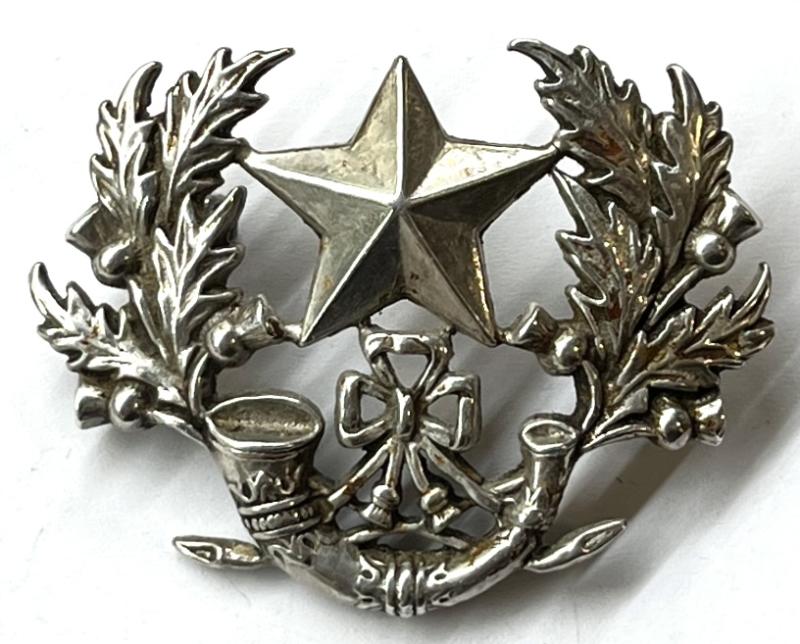 CAMERONIAN OFFICERS CHEESE CUTTER  CAP BADGE CAST SILVER