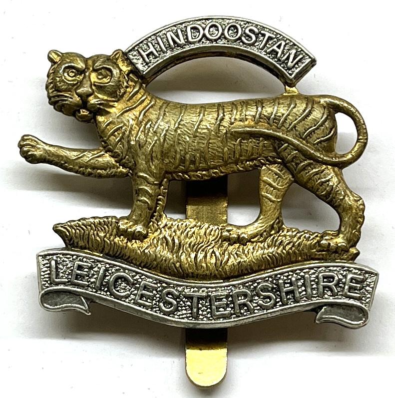 WW2 - LEICESTER RGT. BI METAL CAP BADGE