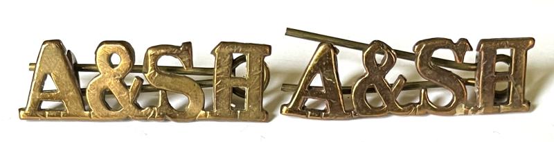 WW1 - ARGYLL & SUTHERLAND HIGHLANDERS  BRASS SHOULDER TITLE PAIR