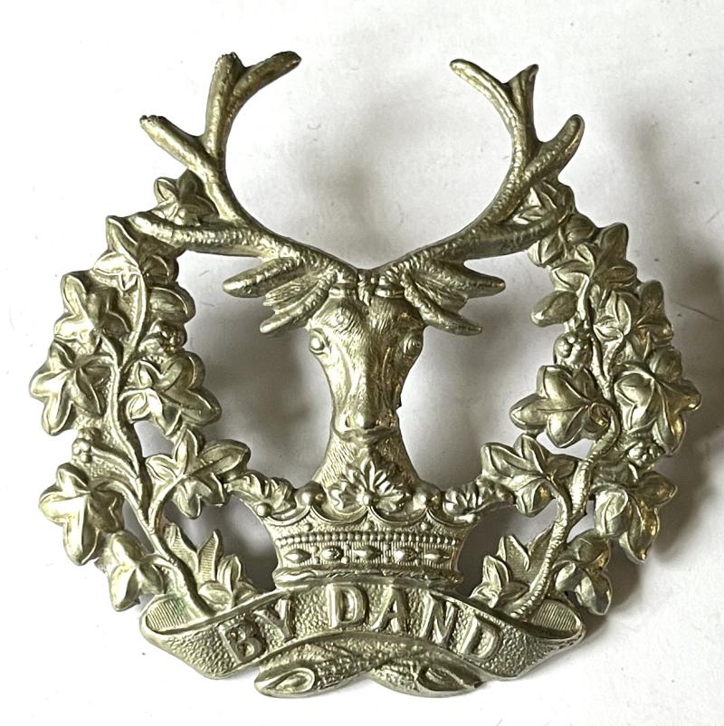 WW1 - GORDON HIGHLANDERS SPLIT MOTTO “BY DAND” BADGE