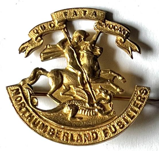 WW1 - NORTHUMBERLAND FUSILIERS GILDED SWEETHEART BADGE