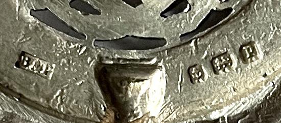 WW1 - ARGYLL & SUTHERLAND HLDRS. - 1914 BIRMINGHAM CAST SILVER DIAMOND CUT OFFICERS CAP BADGE