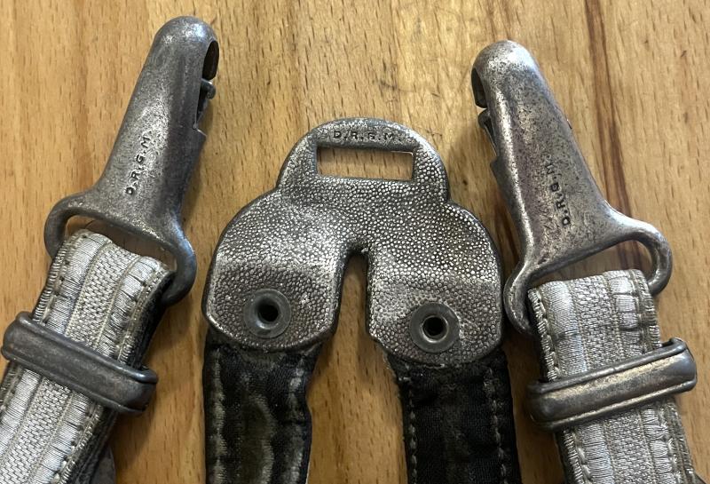 GERMAN WW2 - OFFICERS DE LUXE PATTERN DAGGER HANGERS