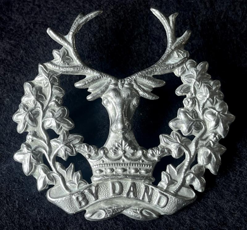 WW1 GORDON HLDRS. - SPLIT MOTTO - CAP BADGE