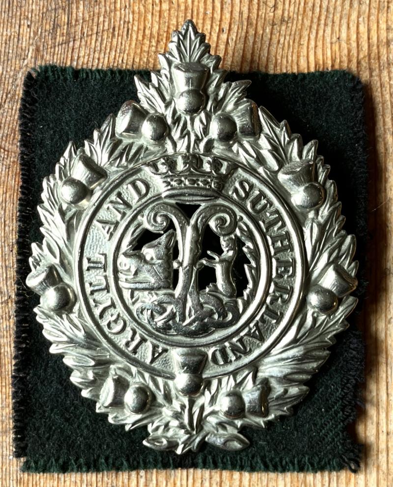 ARGYLL & SUTHERLAND HLDRS. - CAP BADGE ON ORIGINAL TARTAN PATCH