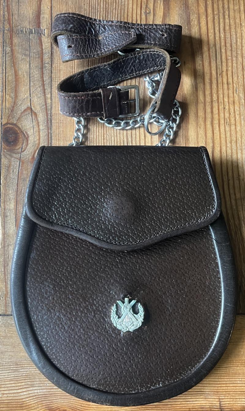 WW2 - CAMERON HLDRS. -  OFFICERS LEATHER DAY SPORRAN WITH CHAIN