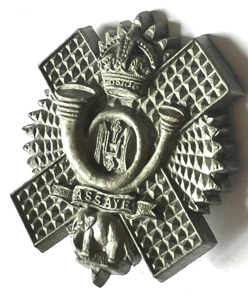 WW2 HLI (HIGHLAND LIGHT INFANTRY) PLASTIC ECONOMY CAP BADGE